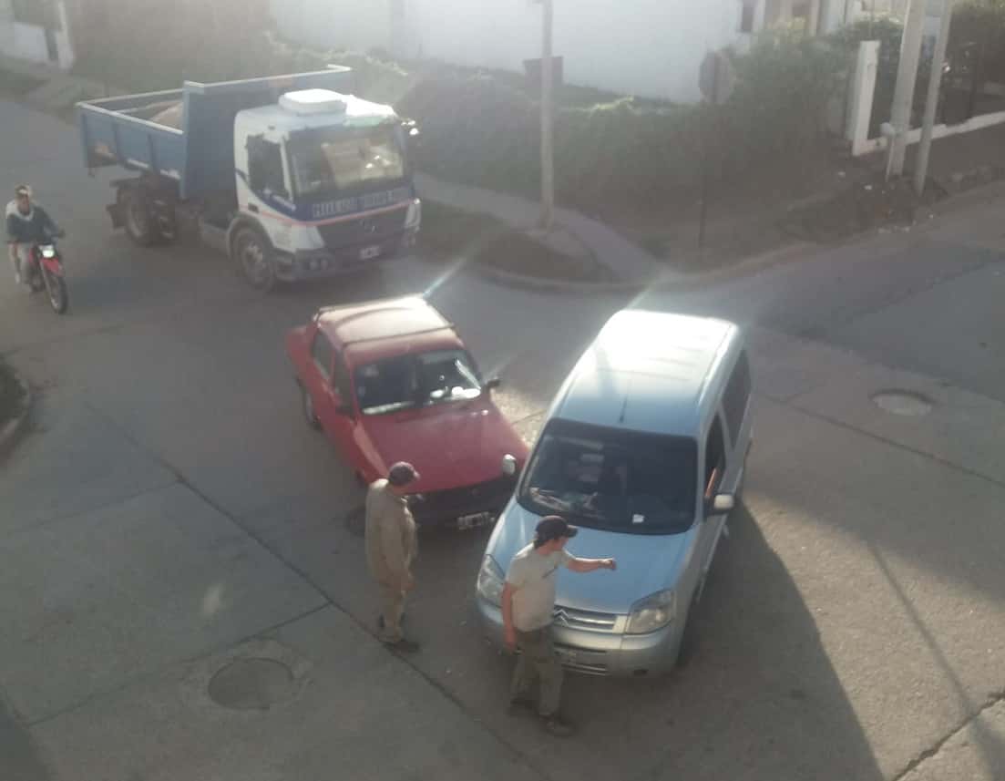Otra vez chocaron dos autos en la esquina de Nogoyá y Clavarino