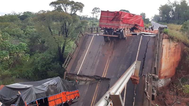 Un puente se vino abajo, cayeron vehículos y tres personas murieron