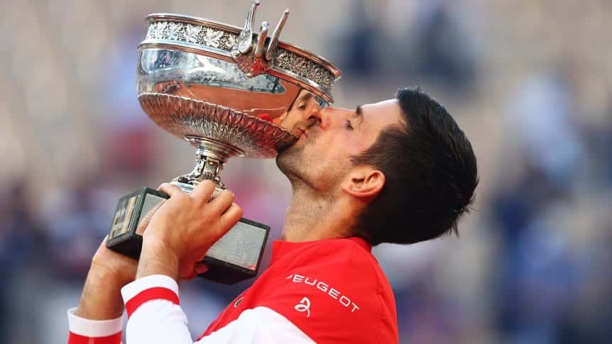 Djokovic dio vuelta un partido increíble y venció a Tsitsipas para celebrar el París