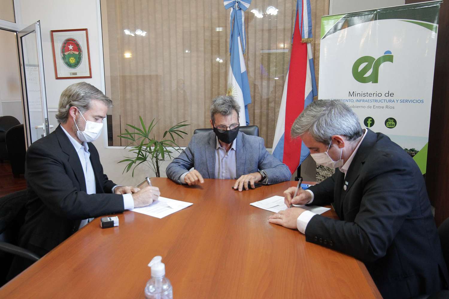La provincia firmó convenio con Gualeguaychú para una obra de pavimento urbano