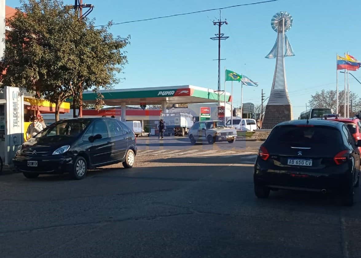 Dos vehículos chocaron en la rotonda de Artigas y Avenida Parque