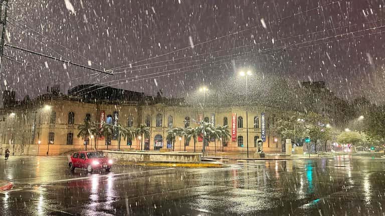 Volvió a nevar en Córdoba capital tras 14 años: las mejores fotos