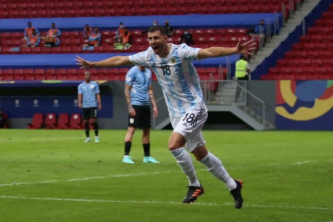 De la mano de Messi, Argentina venció a Uruguay y quedó arriba en la zona