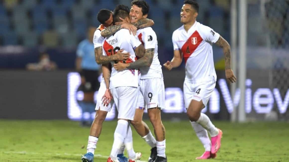 Tras un partidazo, Perú pasó a Paraguay en los penales y está en semifinales