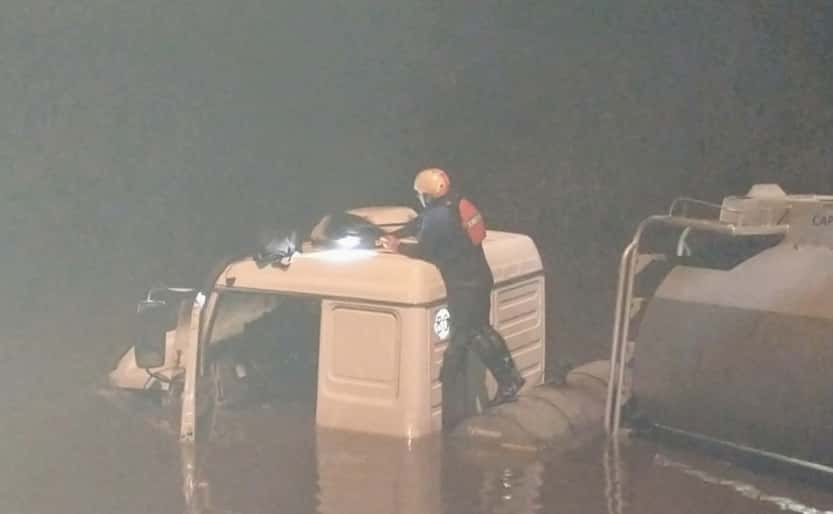 Un camión cayó al agua y su conductor fue rescatado por Bomberos