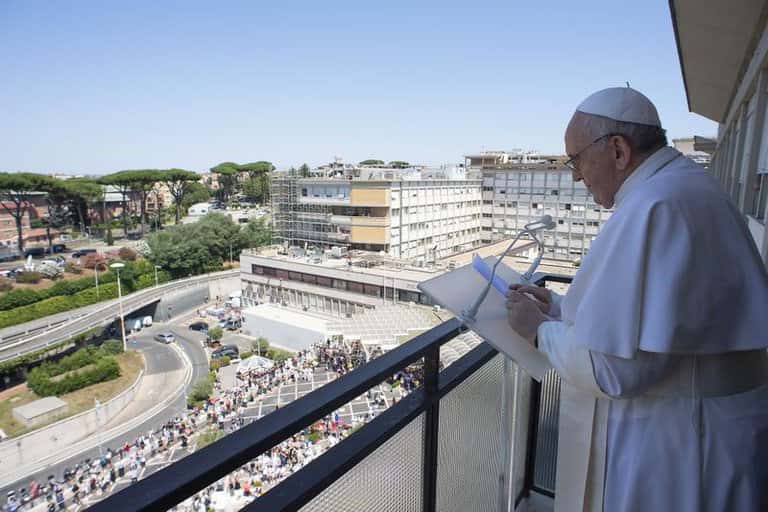 El papa Francisco permanecerá hospitalizado "unos días más"