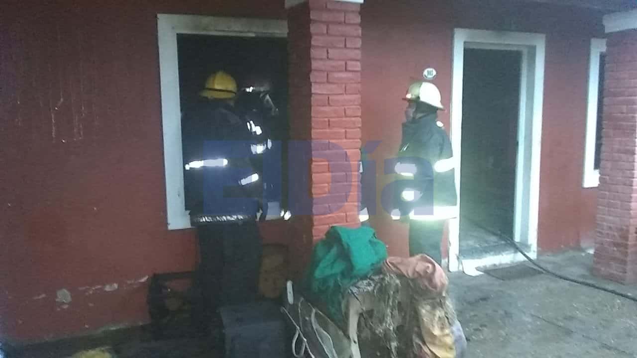 Incendio de una casa en zona sur: pérdidas totales en una habitación