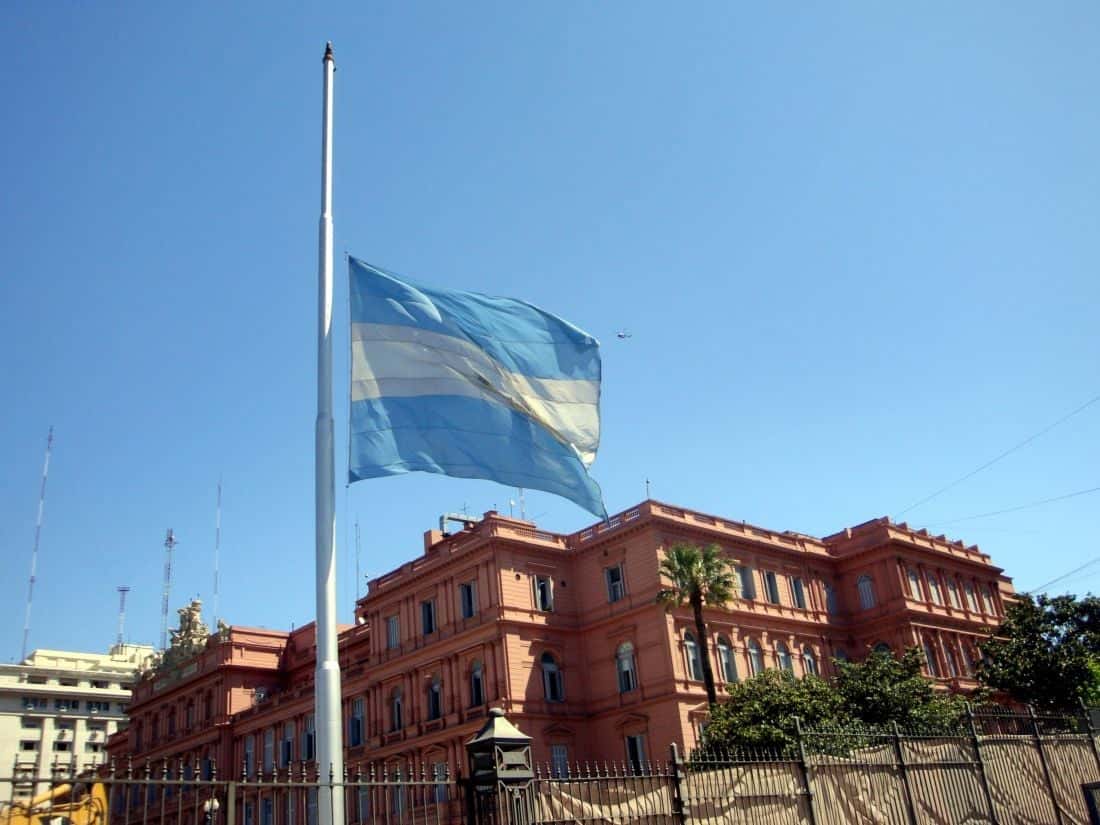 Decretaron cinco días de Duelo Nacional por los 100.000 muertos en Argentina