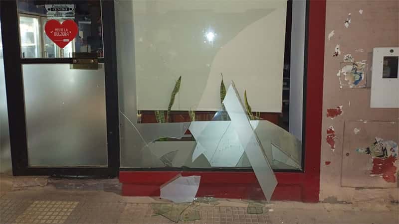 Dos jóvenes se pelearon y cayeron sobre la vidriera de una cafetería