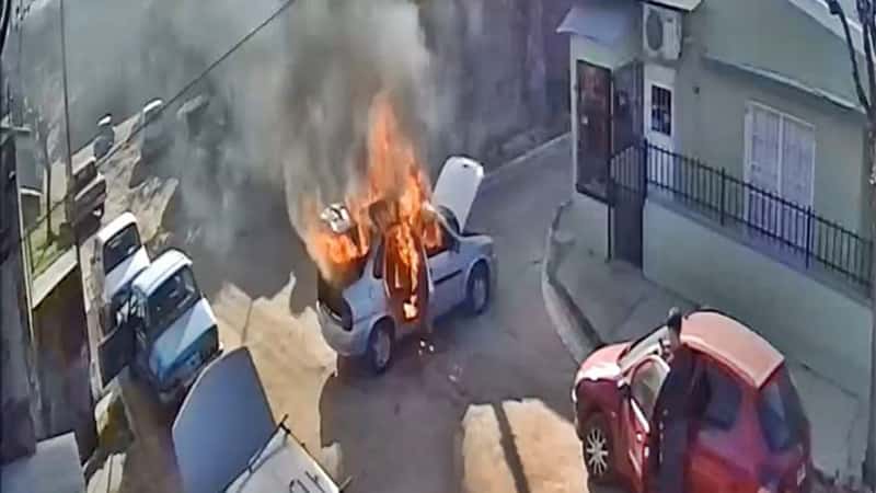 Video: Estaban arreglando un auto en el taller pero se les prendió fuego