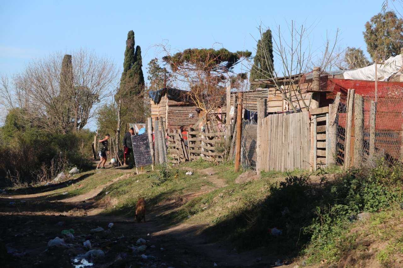 Vecinos de un asentamiento denuncian "aprietes" por parte de supuestos punteros del Estado