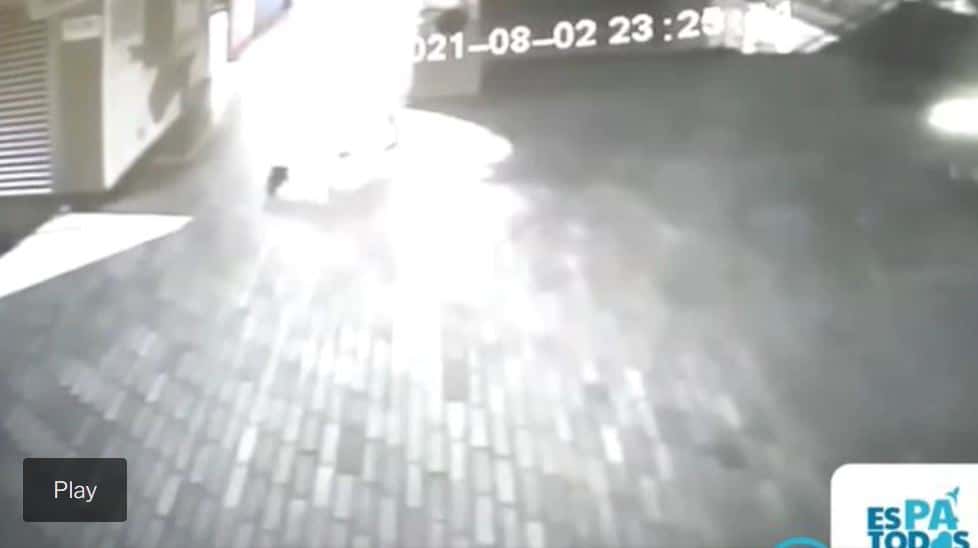 Un vigilante fue atacado por un fantasma: el hecho fue captado por las cámaras