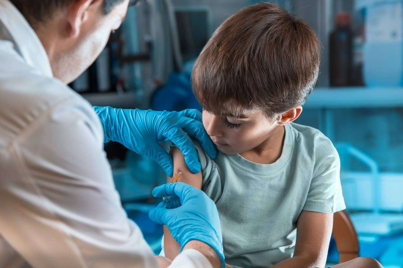 El gobierno evalúa vacunar con Sinopharm a niños desde los tres años