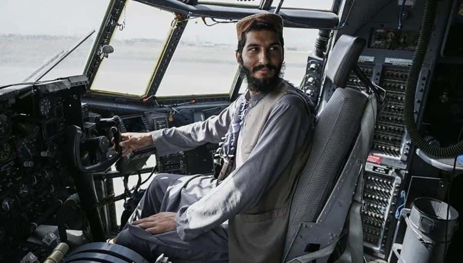 Los talibanes "pasean un cadáver" colgado de un helicóptero de Estados Unidos
