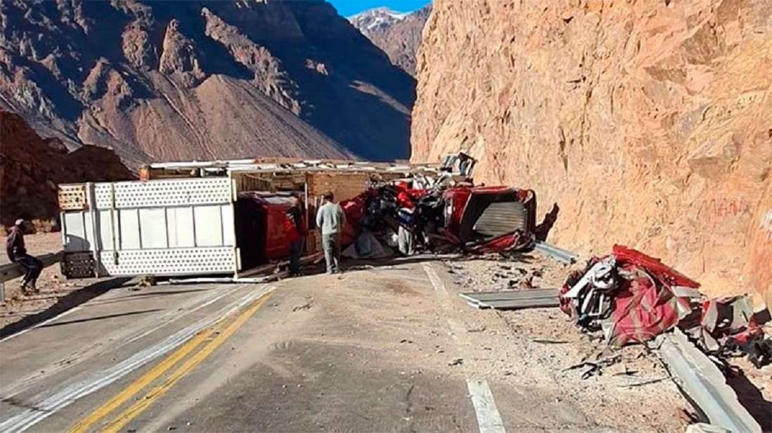 Volcó un camión mosquito: ocho camionetas 0 kilómetro quedaron destrozadas