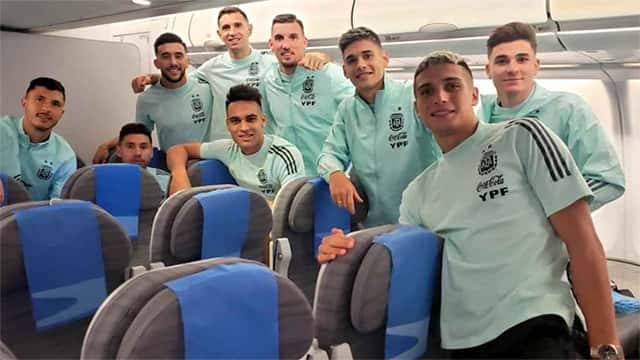 El seleccionado argentino de fútbol llegó al país después del escándalo en Brasil