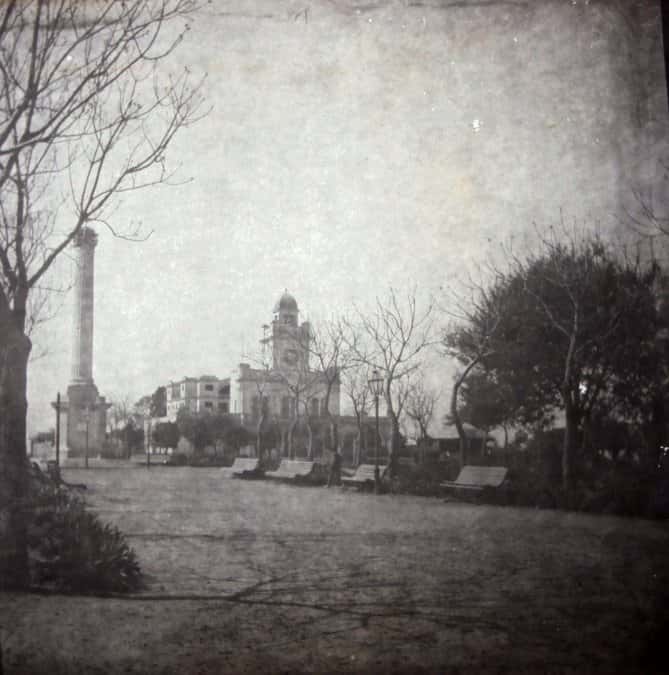 La columna central y el edificio que hoy es la Jefatura Departamental (Crédito: Archivo Historico Municipal)