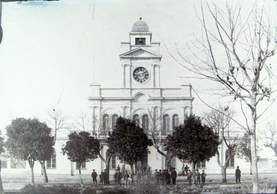 En una época, se plantaron naranjos en la plaza. Al fondo, el edificio de la Jefatura con el reloj (Crédito: Archivo Historico Municipal)