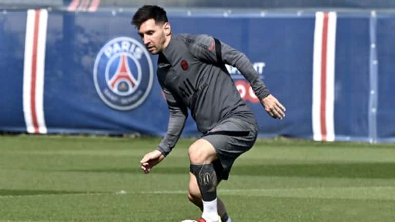 Messi sufrió una lesión en la rodilla izquierda y estará ausente frente al Metz