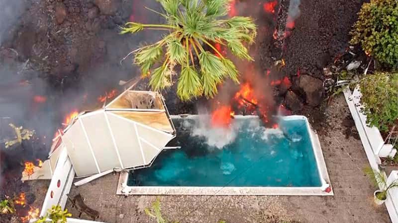 Una montaña de lava se vierte en una pileta y hace 'hervir' el agua