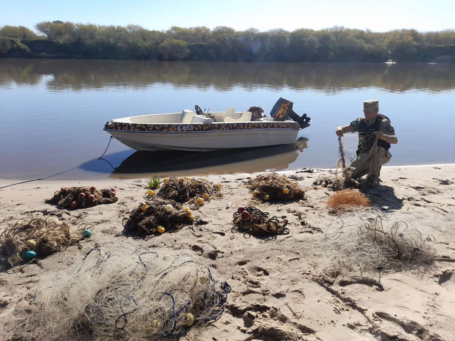 La Policía Rural secuestró diez trasmallos antirreglamentarios en el río Gualeguaychú