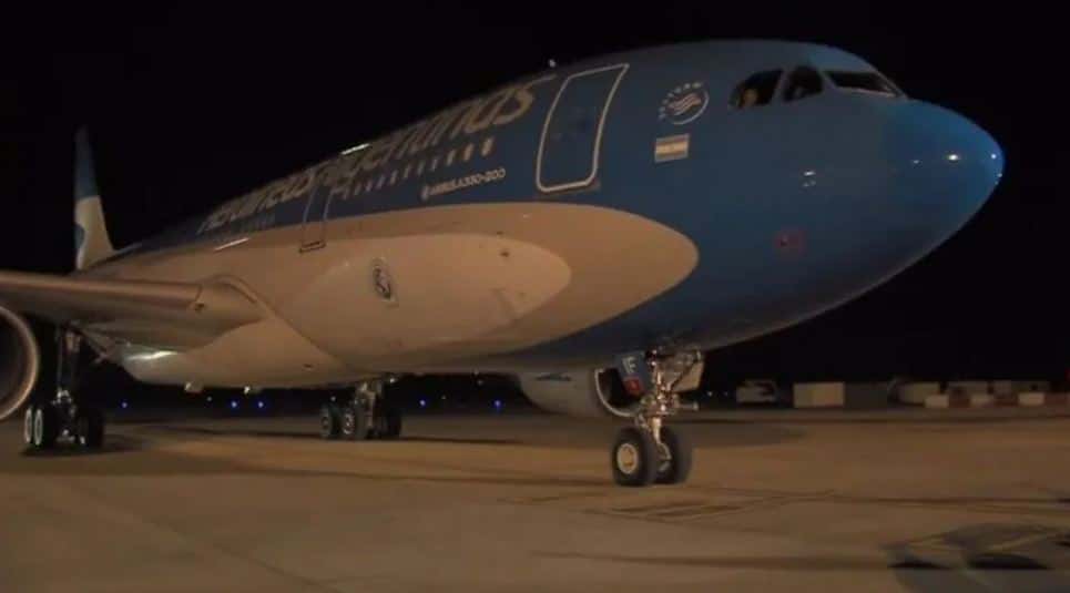 Imágenes impactantes: un OVNI escoltó a un avión argentino