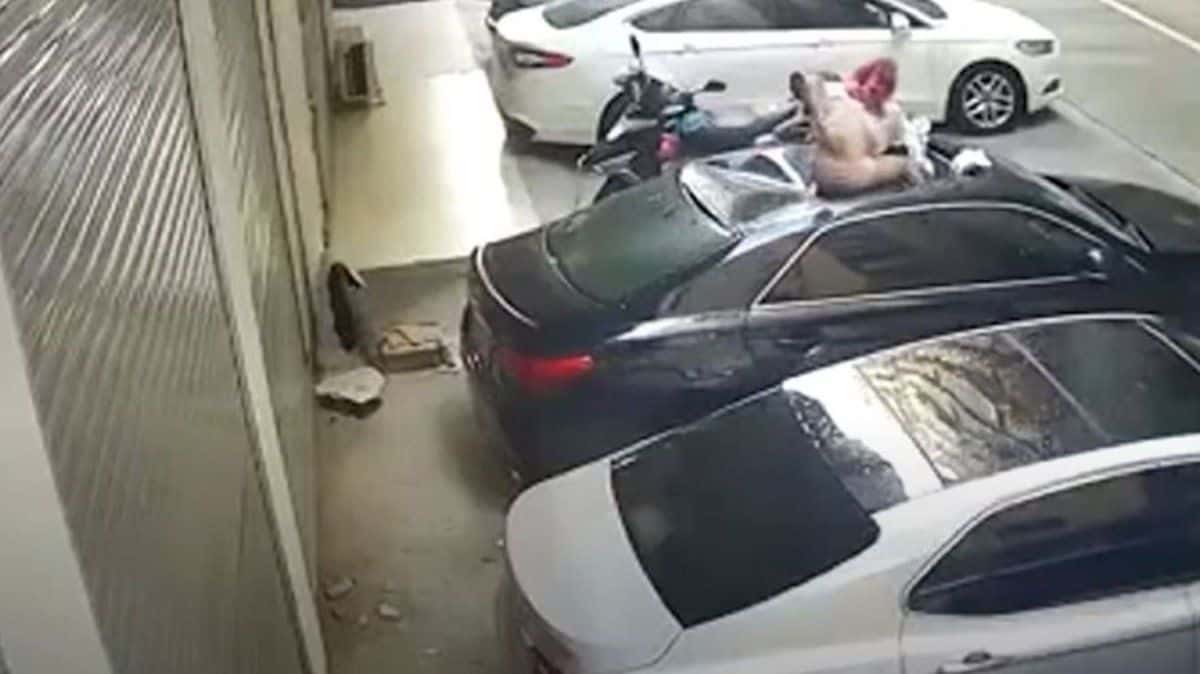 Una mujer tenía relaciones sexuales en el balcón y se cayó sobre el auto de un vecino