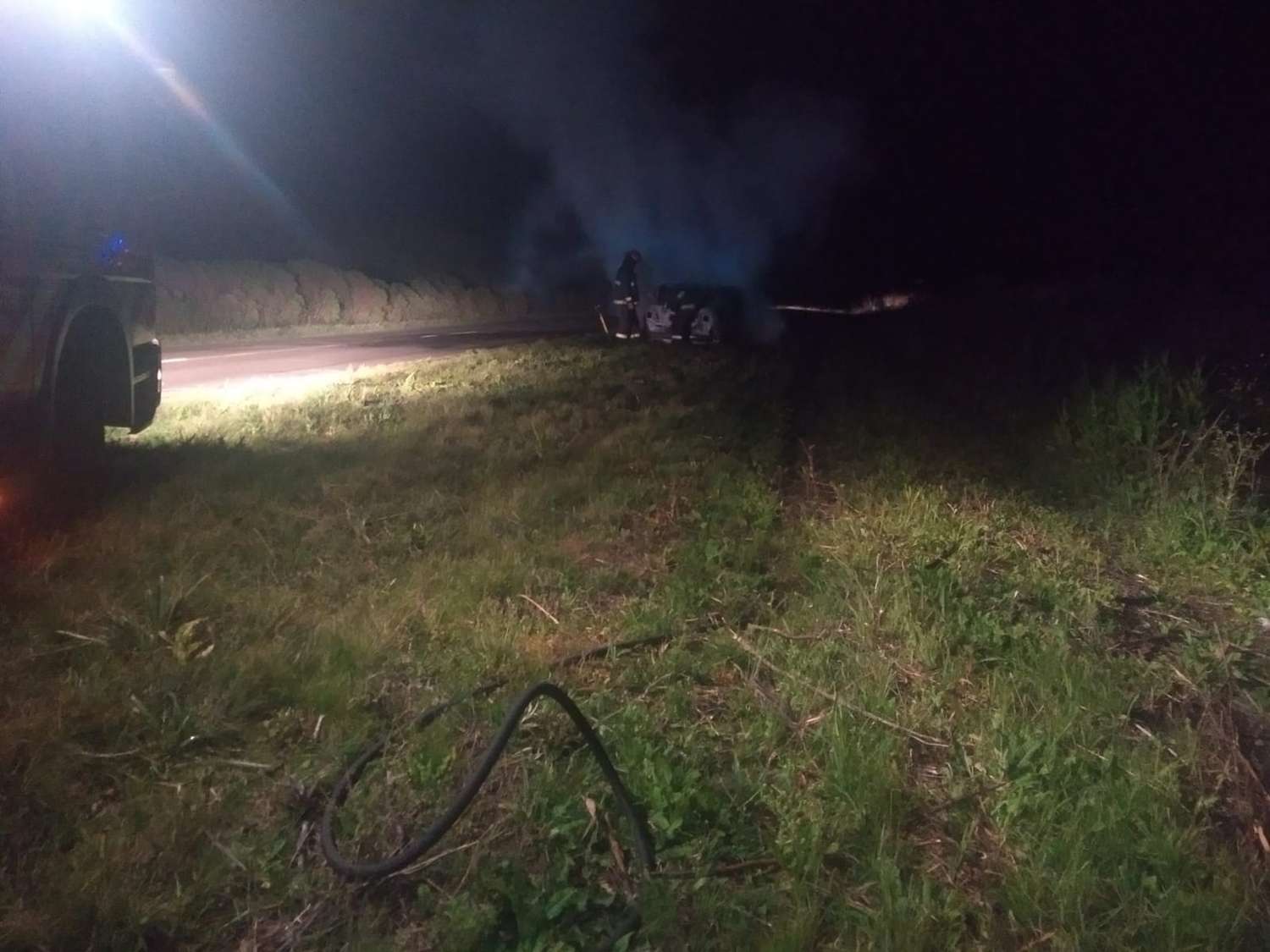 Un auto fue consumido por el fuego en la Ruta 20