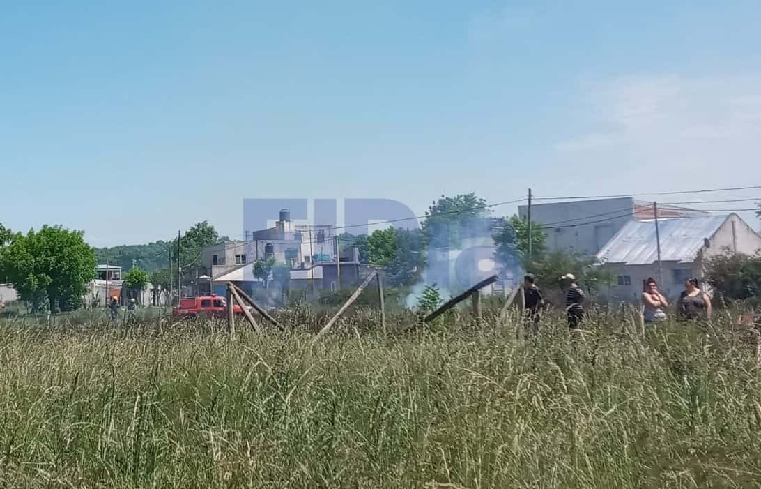 Los bomberos sofocaron un incendio en un terreno de la zona sur