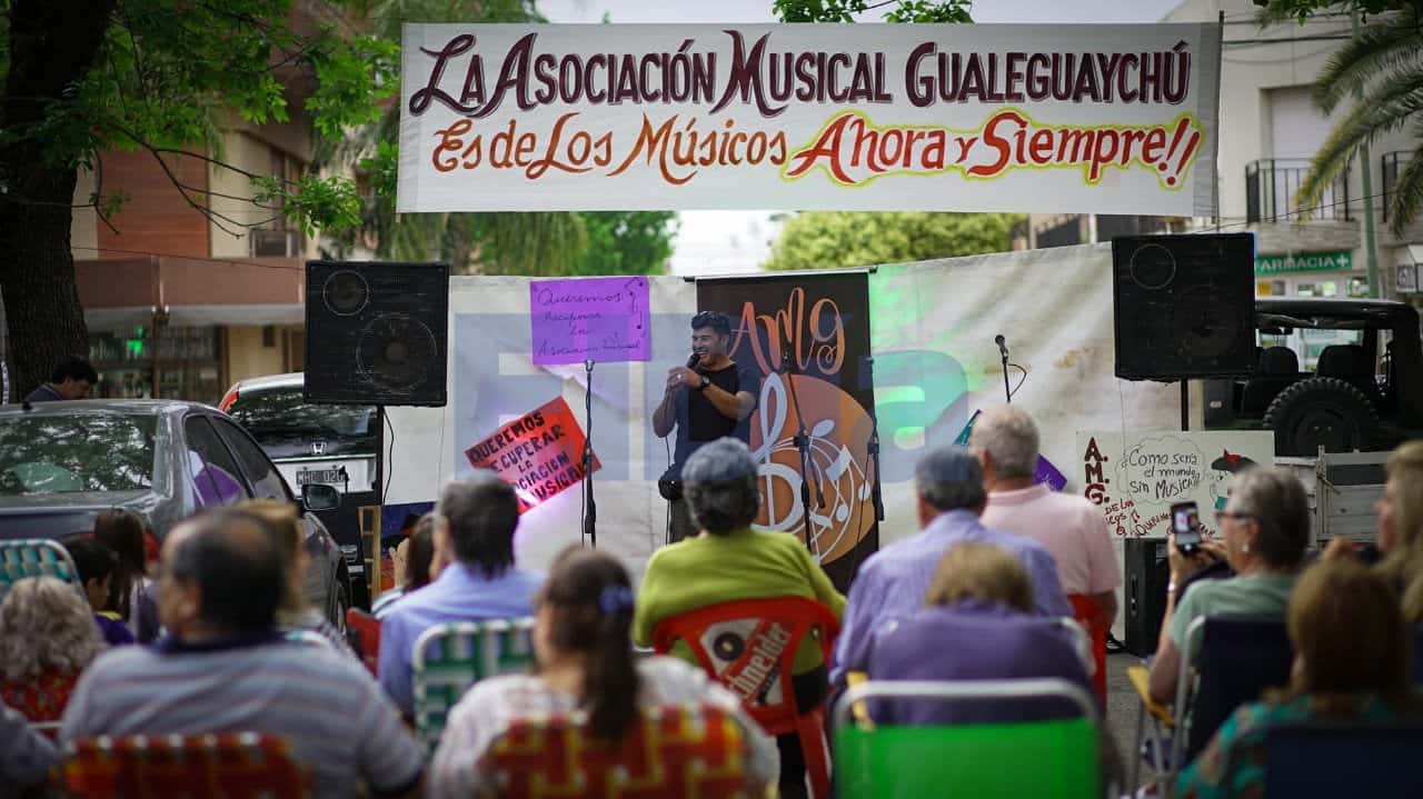 Fuerte reclamo de músicos y artistas de la ciudad frente a la Asociación Musical