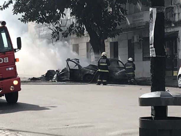 Un taxi chocó, explotó y siguió andando prendido fuego en pleno Buenos Aires