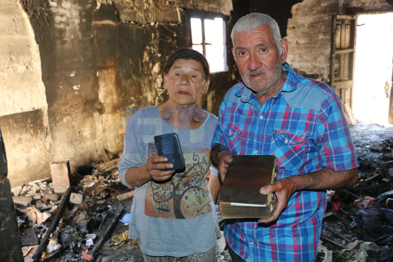 El incendió quemó absolutamente todo, pero ellos y sus biblias resultaron ilesos
