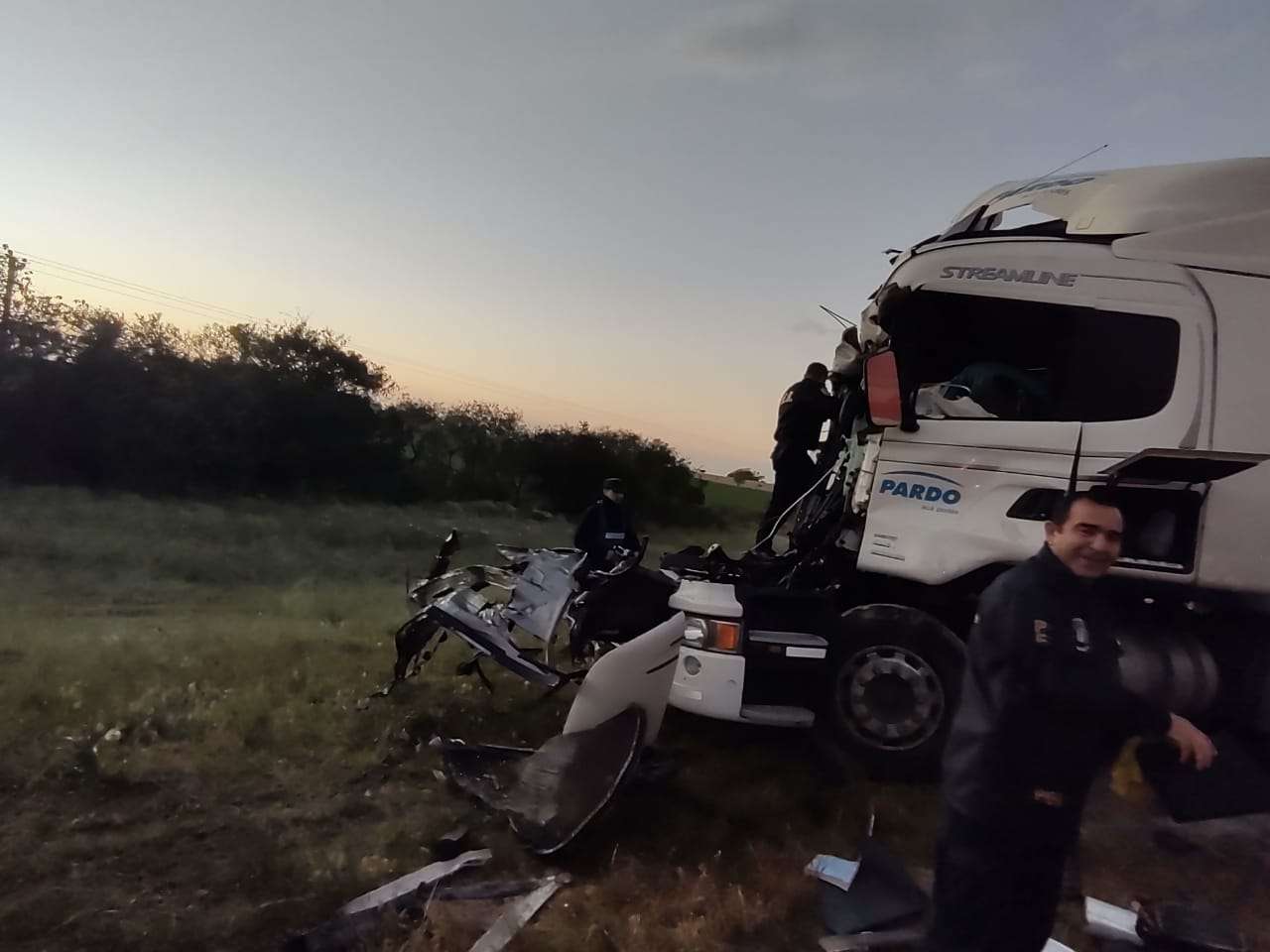 Fuerte impacto entre dos camiones en la Ruta 14: Un conductor fue hospitalizado en el Centenario