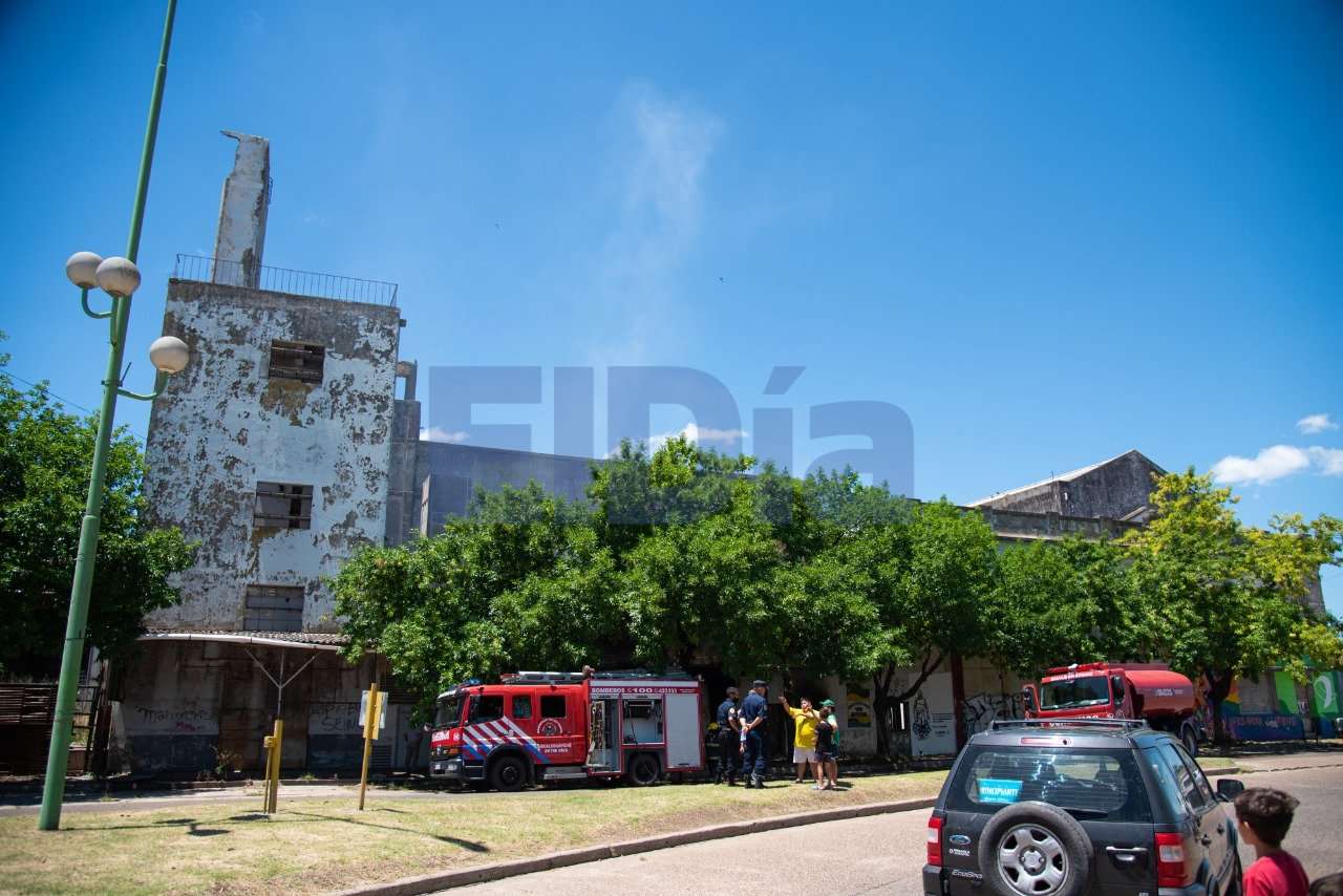 El incendio por dentro: Las 10 fotos del combate al fuego en el edificio frente al Corsódromo