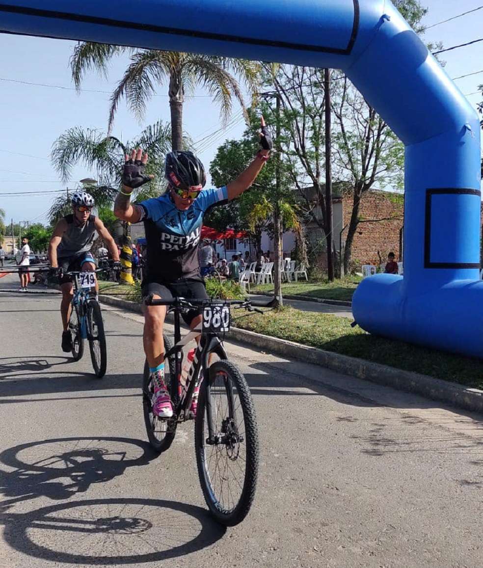 Triunfo de Carmela Rébori en el Rural Bike de La Estación en Enrique Carbó