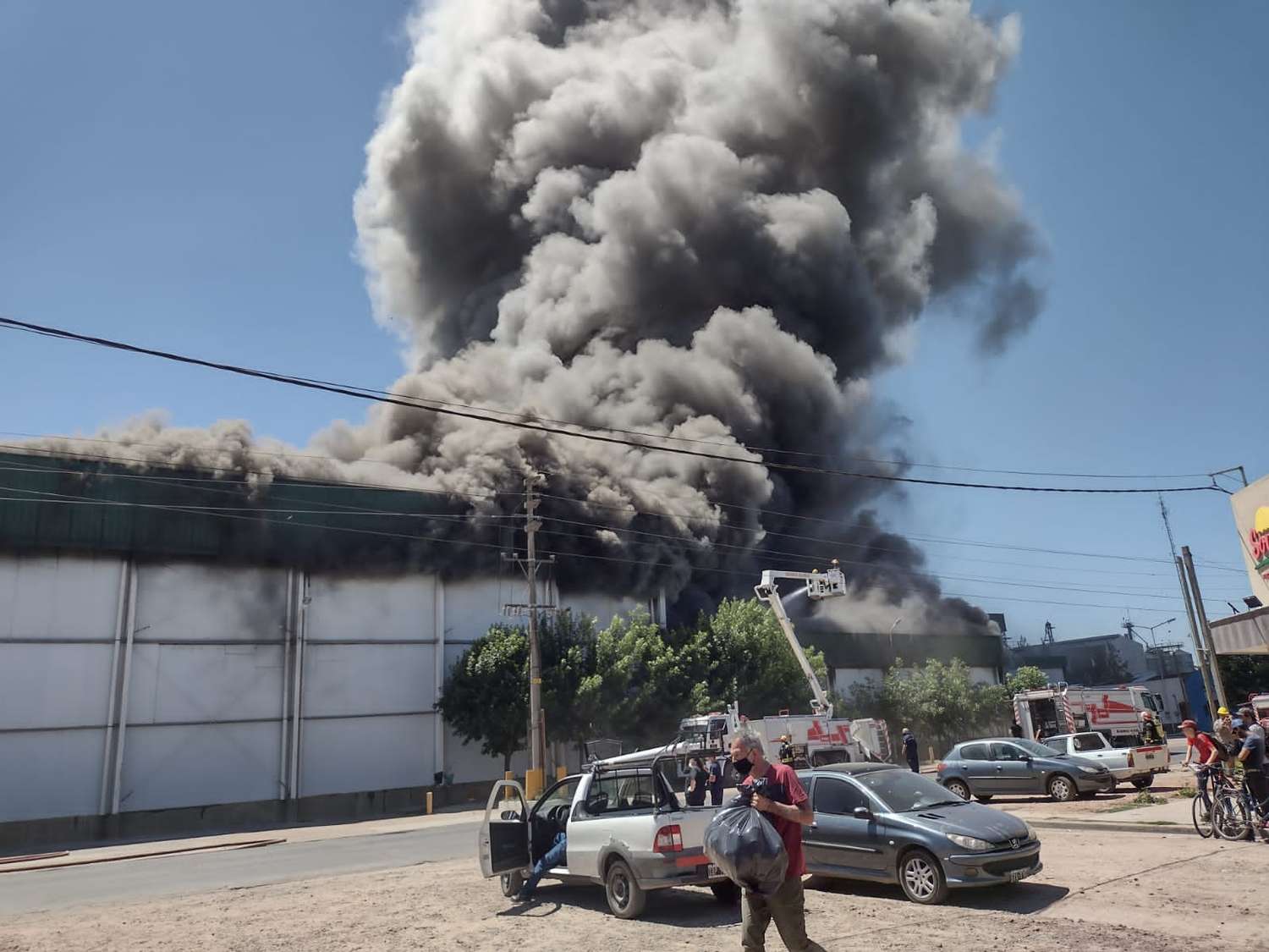 Bomberos de Gualeguaychú y de toda la región lograron contener el feroz incendio en Soychú