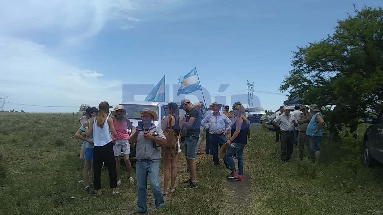 Dirigentes rurales se manifestaron en el campo usurpado junto a la familia Robles
