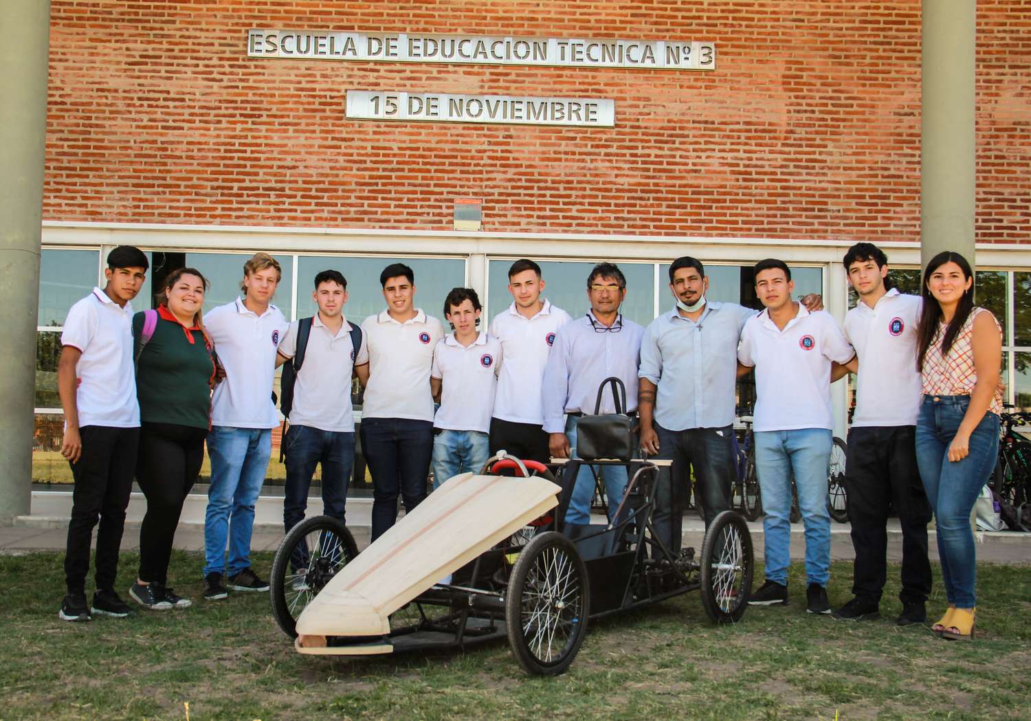  Estudiantes de Gualeguaychú ultiman detalles de su auto y sueñan con la Fórmula Eléctrica de Inglaterra
