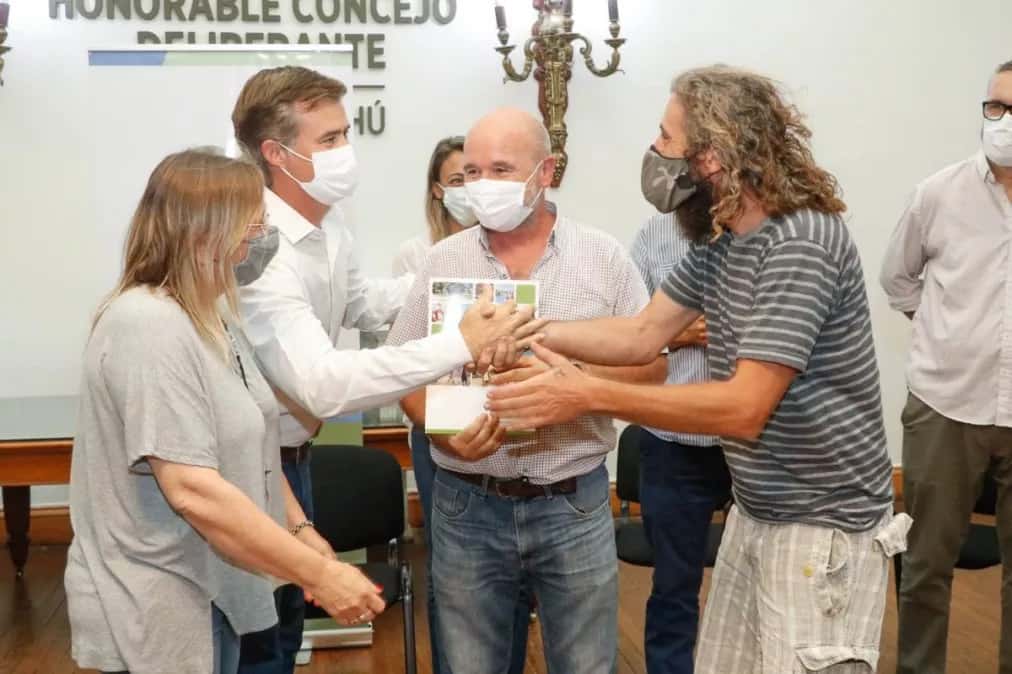 Piaggio y Marisa Paira entregaron aportes por un millón y medio de pesos