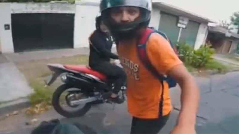 “Dame todo o te quemo”: un motociclista grabó el momento en que fue asaltado