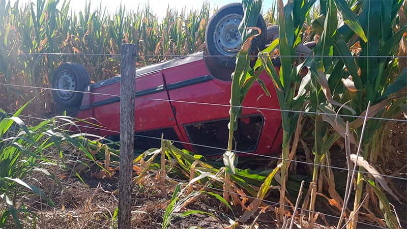 Murió un hombre tras despistar y volcar: el auto terminó adentro de un maizal