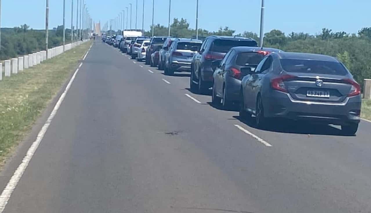 Largas colas de vehículos para ingresar al Uruguay por el Puente Internacional
