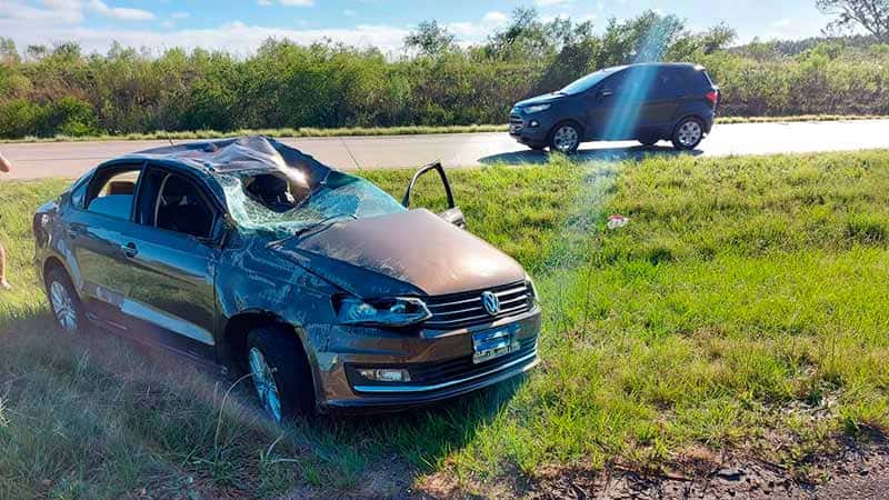 Conductor destrozó su auto al volcarlo sobre la Autovía Artigas