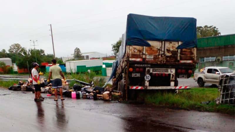 Chocaron y despistaron dos camiones en la Autovía Artigas