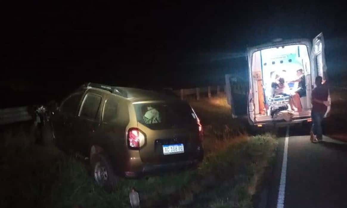 Un auto chocó contra el guardarail: sus ocupantes fueron derivados al Hospital Centenario