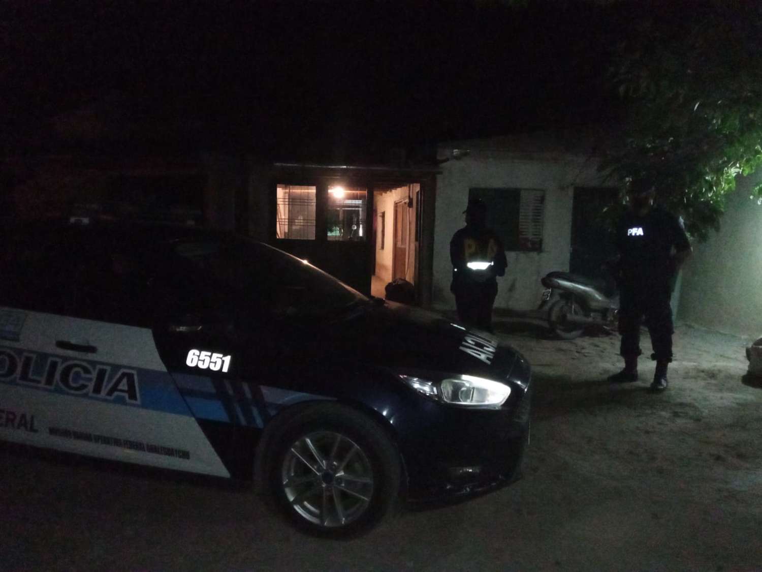 La Policía Federal allanó dos domicilios en Gualeguaychú y detuvo a tres personas