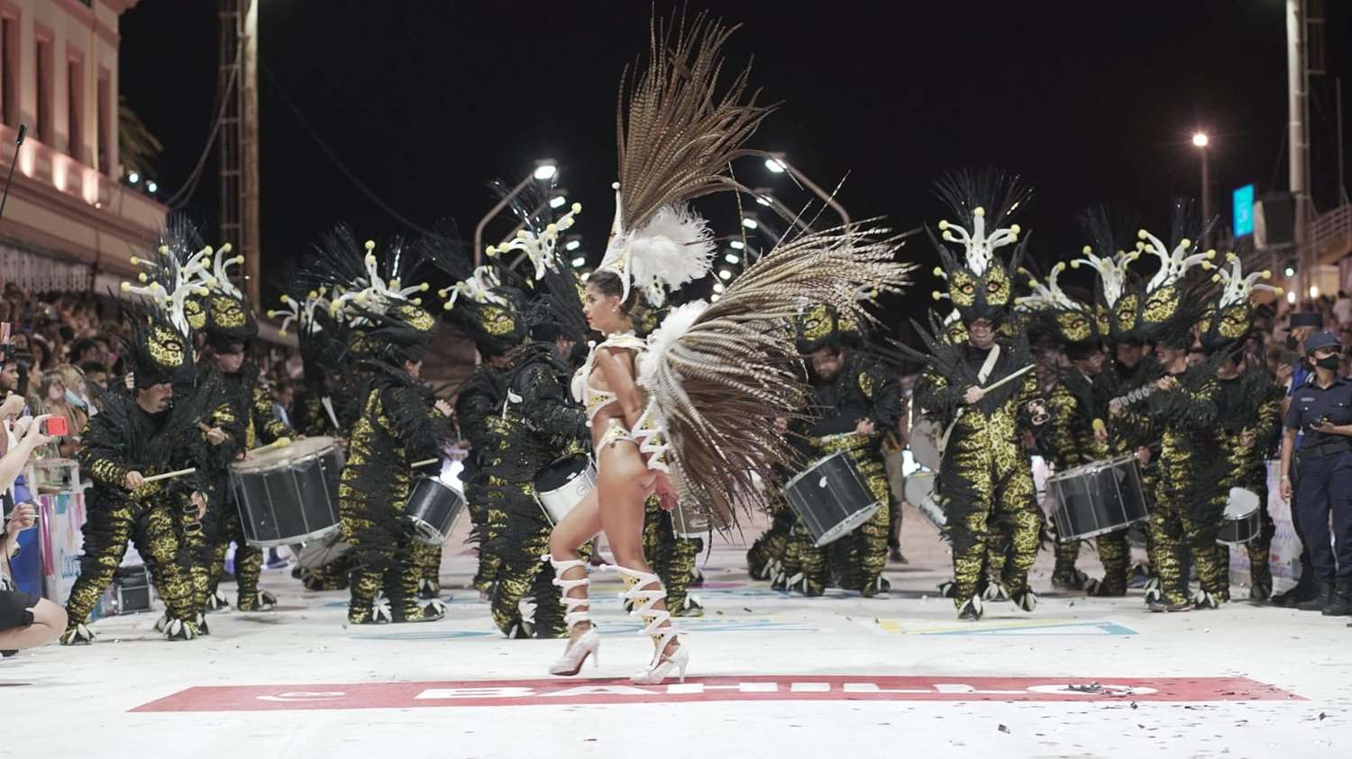 El Carnaval del País vuelve a desafiar al mal tiempo y prepara una sexta noche espectacular