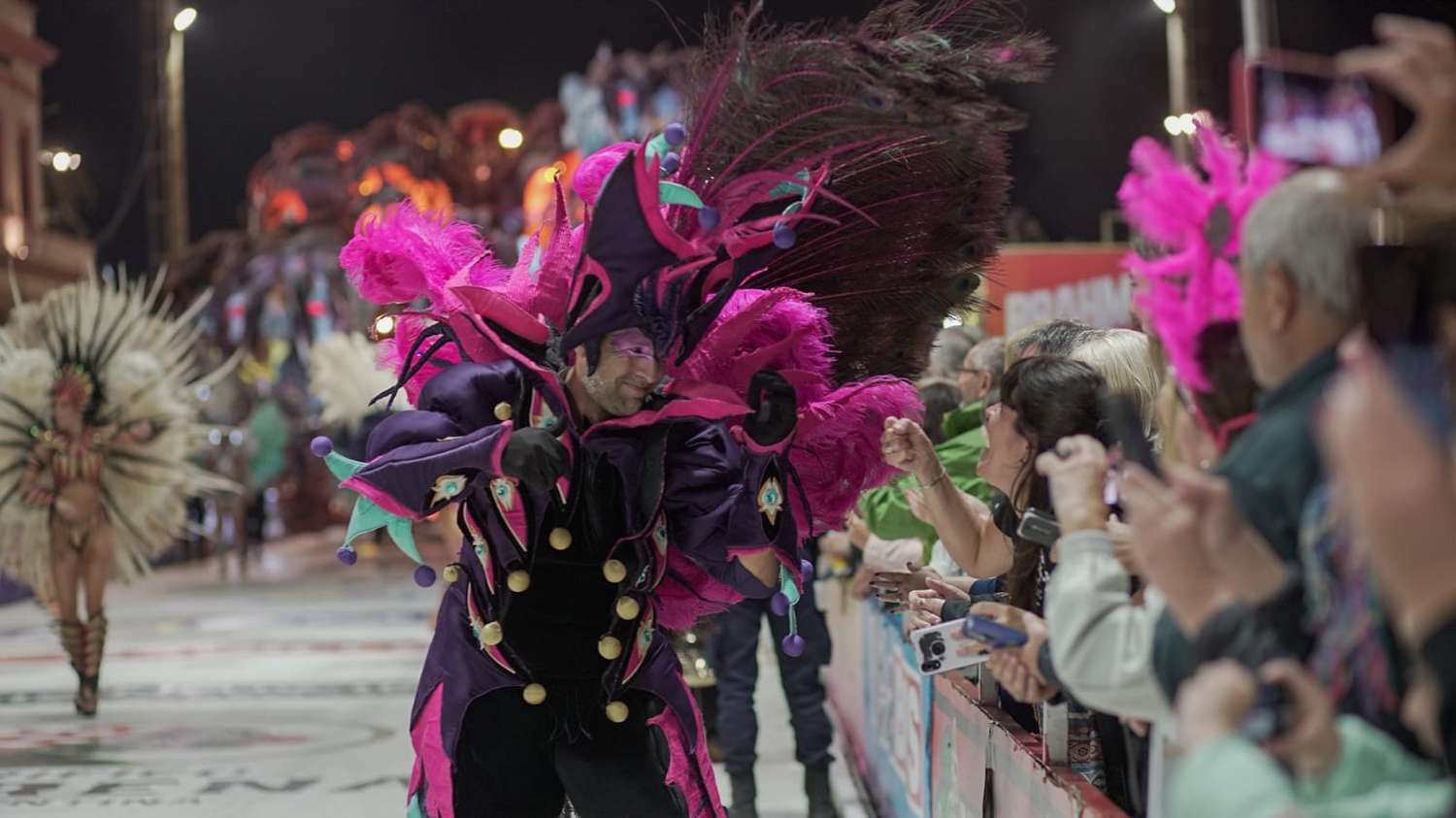 Con homenajes y medidas de seguridad en la previa, el Carnaval del País transitó su sexta noche
