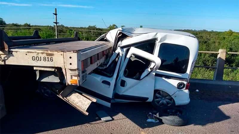 Impactante accidente en el puente Gualeguaychú: un utilitario quedó debajo de un camión