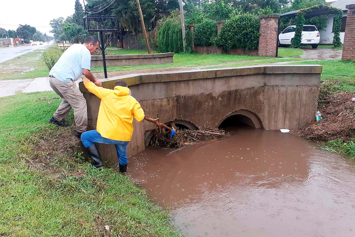 La Municipalidad continúa limpiando desagües pluviales en distintos lugares de la ciudad